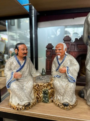 Tượng ông lão chơi cờ men rạn, cao 17cm
