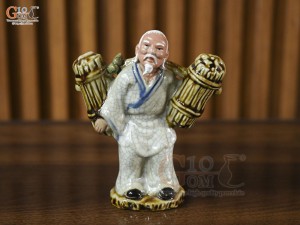 Tượng ông lão gánh củi men rạn, cao 16cm