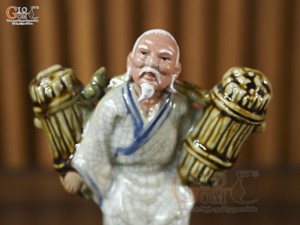 Tượng ông lão gánh củi men rạn, cao 16cm