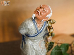 Tượng ông lão mai chống gậy men rạn, cao 