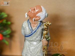 Tượng ông lão mai chống gậy men rạn, cao 