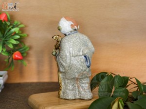 Tượng ông lão mai chống gậy men rạn, cao 