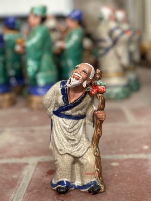 Tượng ông lão mai chống gậy men rạn, cao 25cm 