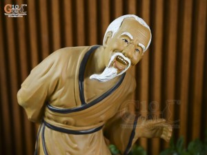 Tượng ông lão mai men nâu, cao 55cm (ghép cây)