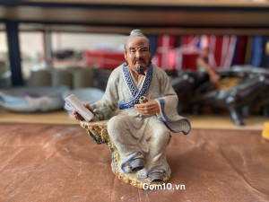 Tượng ông thần trà đọc sách men rạn, cao 25cm