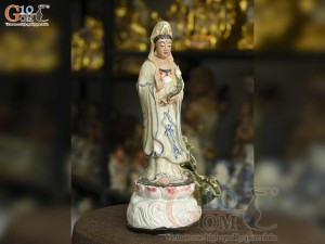 Tượng Quan Âm trên đài sen men rạn, cao 34cm