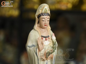 Tượng Quan Âm trên đài sen men rạn, cao 34cm