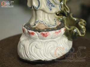 Tượng Quan Âm trên đài sen men rạn, cao 34cm