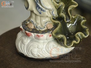 Tượng Quan Âm trên đài sen men rạn, cao 34cm