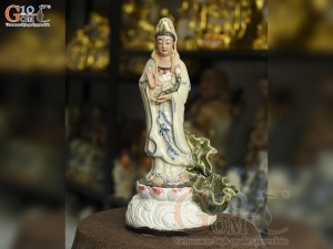 Tượng Quan Âm trên đài sen men rạn, cao 34cm
