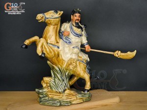 Tượng Quan Công đánh trận men rạn, cao 34cm