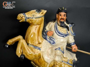 Tượng Quan Công đánh trận men rạn, cao 34cm