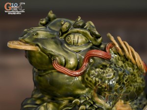 Tượng sứ Cóc ngậm tiền vàng Phúc Thọ Mãn Đường, cao 28cm