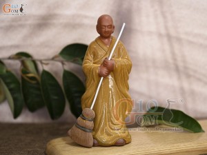 Tượng sư men gốm cầm chổi, màu vàng cao 18cm