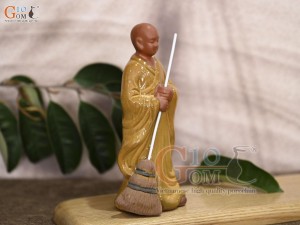 Tượng sư men gốm cầm chổi, màu vàng cao 18cm