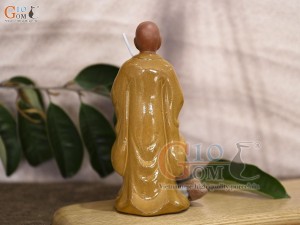 Tượng sư men gốm cầm chổi, màu vàng cao 18cm