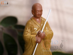 Tượng sư men gốm cầm chổi, màu vàng cao 18cm