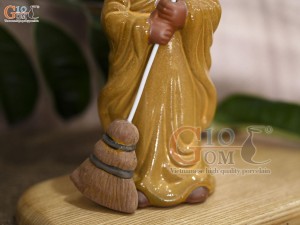 Tượng sư men gốm cầm chổi, màu vàng cao 18cm