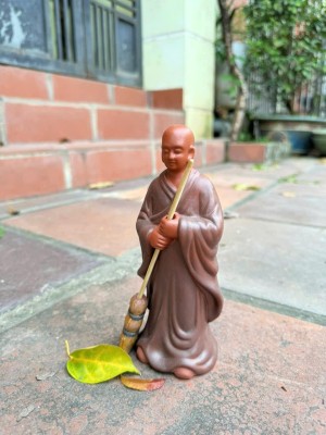Tượng sư men gốm cầm chổi, màu nâu cao 16cm