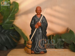 Tượng sư men gốm cầm chổi, màu xanh thẫm cao 18cm