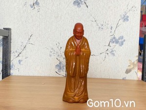 Tượng sư men gốm chắp tay, cao 16cm