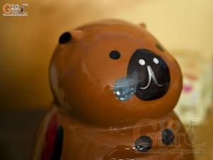 Tượng sứ tiết kiệm capybara màu nâu, cao 17cm