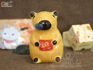 Tượng sứ tiết kiệm capybara vàng đậm, cao 17cm