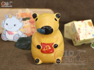 Tượng sứ tiết kiệm capybara vàng đậm, cao 17cm