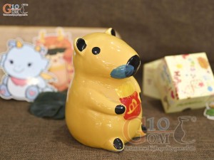 Tượng sứ tiết kiệm capybara vàng đậm, cao 17cm