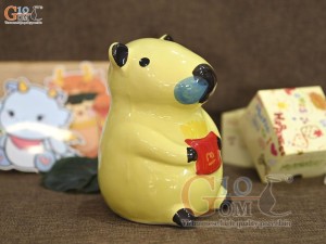 Tượng sứ tiết kiệm capybara vàng nhạt, cao 17cm