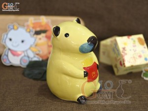 Tượng sứ tiết kiệm capybara vàng nhạt, cao 17cm