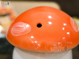Tượng sứ tiết kiệm dáng nấm lùn màu cam, cao 16cm