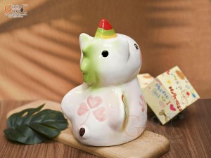 Tượng sứ tiết kiệm dáng ngựa màu hồng, cao 22cm