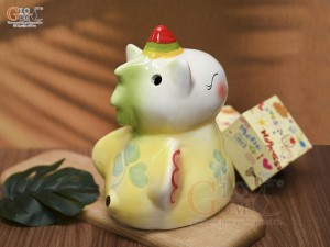 Tượng sứ tiết kiệm dáng ngựa màu vàng, cao 22cm