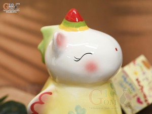 Tượng sứ tiết kiệm dáng ngựa màu vàng, cao 22cm