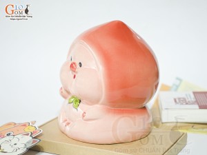 Tượng sứ tiết kiệm dáng trái đào màu đỏ, cao 20cm