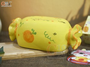 Tượng sứ tiết kiệm kẹo candy màu vàng, dài 21cm