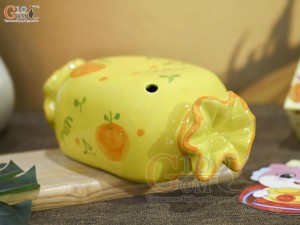 Tượng sứ tiết kiệm kẹo candy màu vàng, dài 21cm