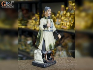 Tượng sứ Trần Hưng Đạo men rạn, cao 38cm