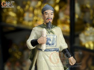 Tượng sứ Trần Hưng Đạo men rạn, cao 38cm