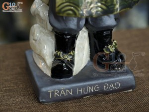 Tượng sứ Trần Hưng Đạo men rạn, cao 38cm