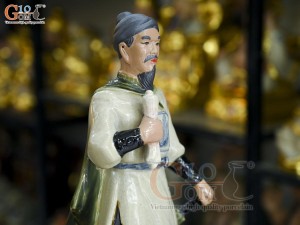 Tượng sứ Trần Hưng Đạo men rạn, cao 38cm