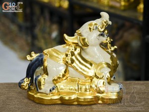 Tượng Tỳ Hưu men rạn đắp nổi dát vàng, dài 26cm