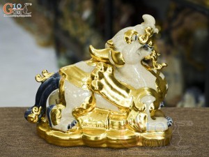 Tượng Tỳ Hưu men rạn đắp nổi dát vàng, dài 26cm