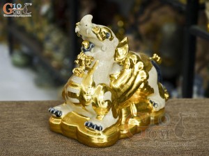 Tượng Tỳ Hưu men rạn đắp nổi dát vàng, dài 26cm