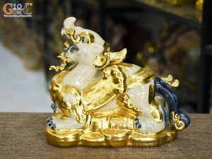 Tượng Tỳ Hưu men rạn đắp nổi dát vàng, dài 26cm