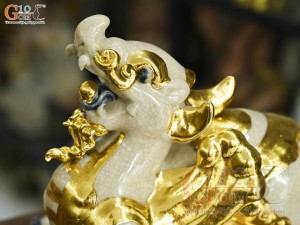 Tượng Tỳ Hưu men rạn đắp nổi dát vàng, dài 26cm