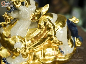 Tượng Tỳ Hưu men rạn đắp nổi dát vàng, dài 26cm