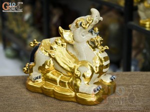 Tượng Tỳ Hưu men rạn đắp nổi dát vàng, dài 26cm