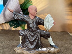 Tượng võ sư áo nâu múa quạt, cao 23cm